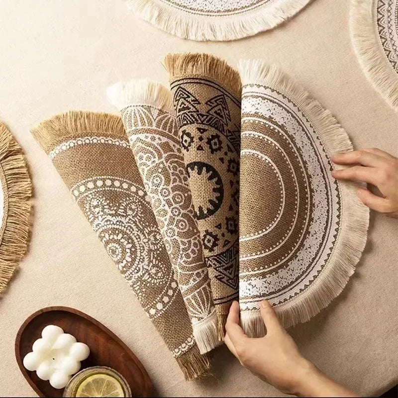 مفرش بوهو دائري 15 بوصة منزلي ريفي من الجوت المنسوج مع شراشيب بوم بوم لتزيين طاولة الطعام على طريقة INS