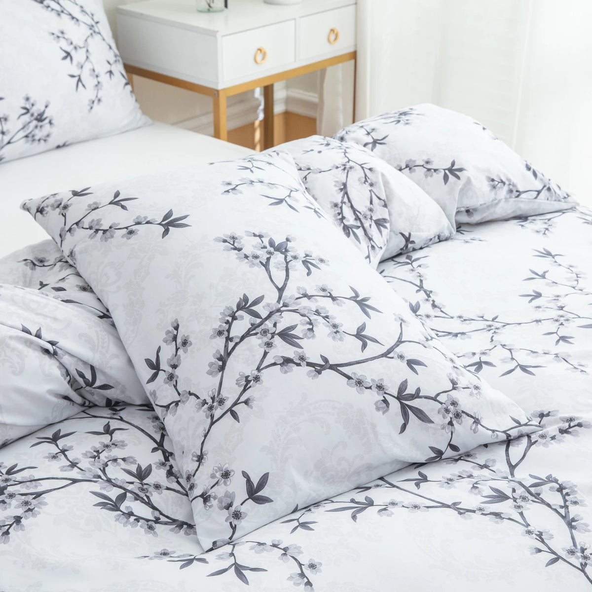 Polyester Fiber White Plum Blossom Plant Floral Style Printed Bedspread 3-Piece Set, Ultra-Soft and Comfortable Polyester Breathable Bedding Duvet Set, Suitable for Bedroom and Guest Room (Bedspread + Pillowcases, Without Qui